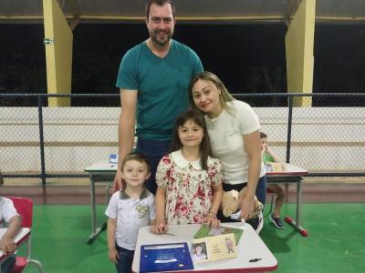 Noite de Autógrafos dos alunos do Jardim 2 da Escola Aluísio Maier foi um verdadeiro sucesso